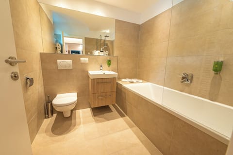 Deluxe Suite | Bathroom | Hair dryer, bathrobes, towels