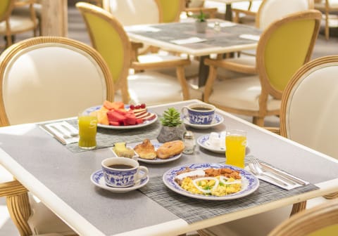 Daily buffet breakfast (MXN 150 per person)