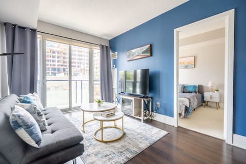Deluxe Apartment | Living area | Flat-screen TV, Netflix