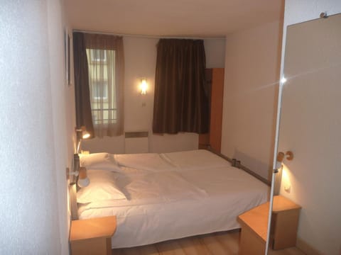 Standard Twin Room | Desk, iron/ironing board, free WiFi, bed sheets