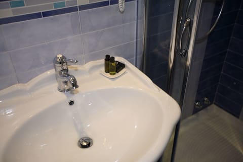 Single Room | Bathroom | Shower, free toiletries, bidet, towels