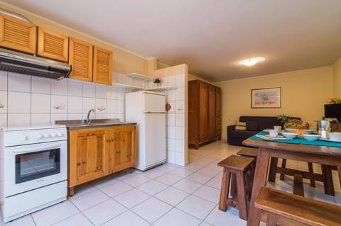 Apartment, 4 Bedrooms | Private kitchen | Full-size fridge, microwave, oven, stovetop