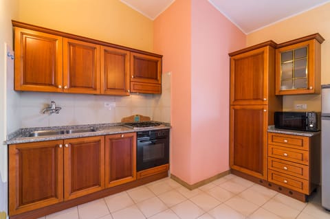 Apartment, 4 Bedrooms | Private kitchen | Full-size fridge, microwave, oven, stovetop