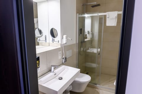 Standard Twin Room | Bathroom | Shower, hair dryer, slippers, towels