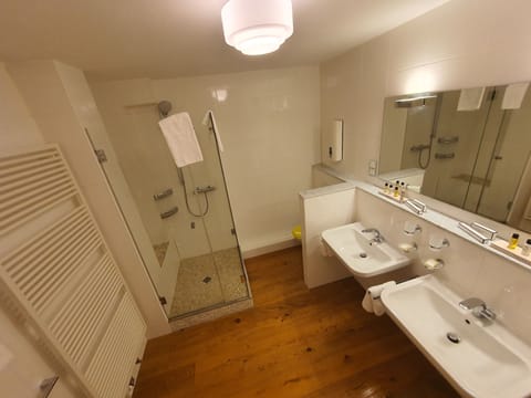 Deluxe Suite, Ensuite | Bathroom | Free toiletries, towels