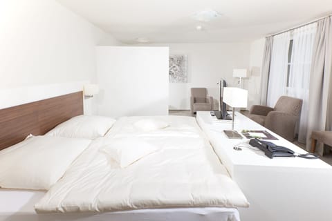 Junior Suite | Minibar, in-room safe, desk, free cribs/infant beds