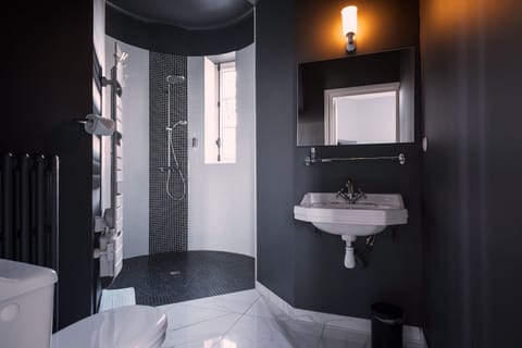 Superior Double or Twin Room, Ensuite, Park View (Tower Room) | Bathroom | Rainfall showerhead, free toiletries, hair dryer, towels