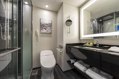 King, Executive Suite, Business Lounge Access, City View | Bathroom | Free toiletries, hair dryer, slippers, bidet