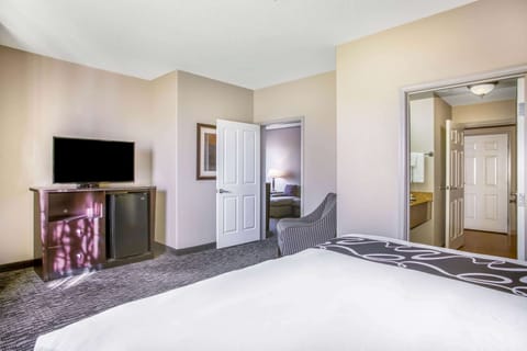 Deluxe Suite, 1 King Bed, Non Smoking | Premium bedding, desk, blackout drapes, iron/ironing board