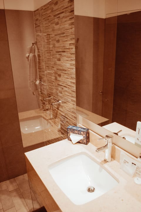 Suite | Bathroom | Shower, free toiletries, towels, shampoo