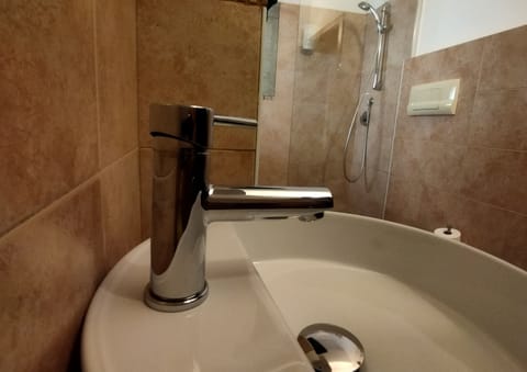 Comfort Double Room, 1 Bedroom | Bathroom | Shower, free toiletries, hair dryer, bidet