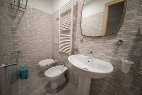 Deluxe Triple Room | Bathroom | Shower, bidet, towels