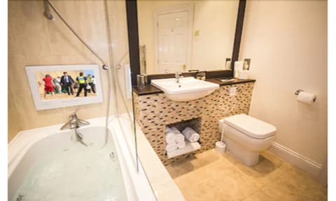 Double or Twin Room | Bathroom | Combined shower/tub, jetted tub, free toiletries, hair dryer