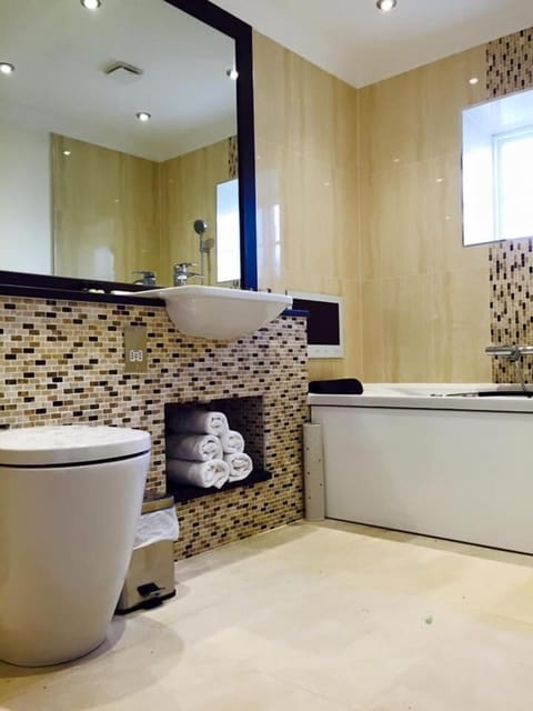 Combined shower/tub, jetted tub, free toiletries, hair dryer