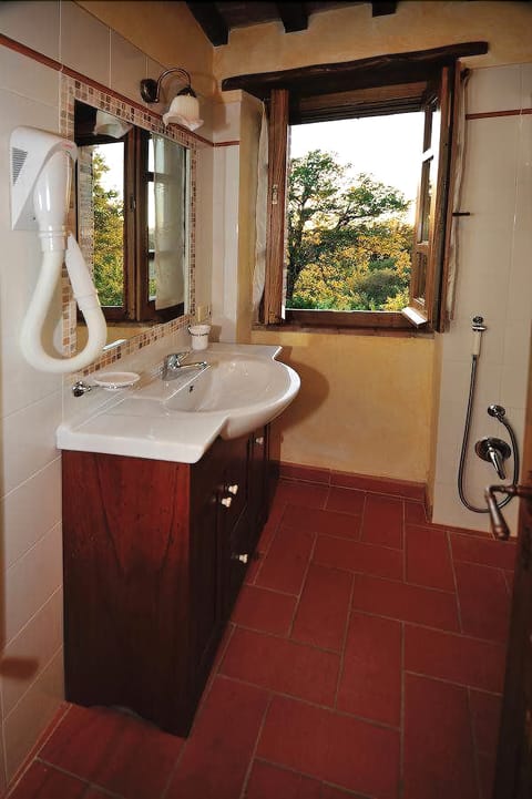Double Room | Bathroom | Shower, free toiletries, hair dryer, bidet
