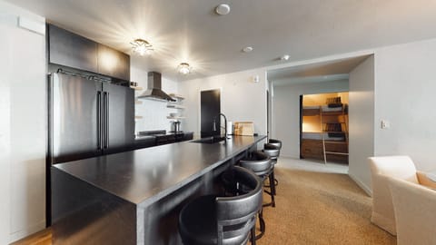 Platinum Room, 1 Bedroom | Private kitchen | Fridge, microwave, stovetop, dishwasher