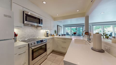 Platinum Room, 3 Bedrooms | Private kitchen | Fridge, microwave, stovetop, dishwasher