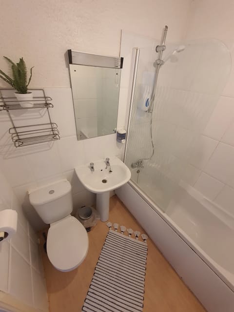 Deluxe Twin Room | Bathroom | Combined shower/tub, free toiletries, hair dryer, towels