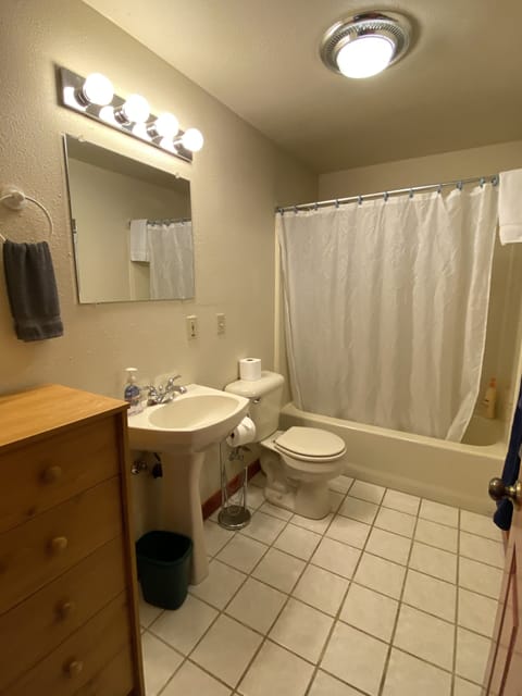 Standard Room, 1 Bedroom | Bathroom | Towels