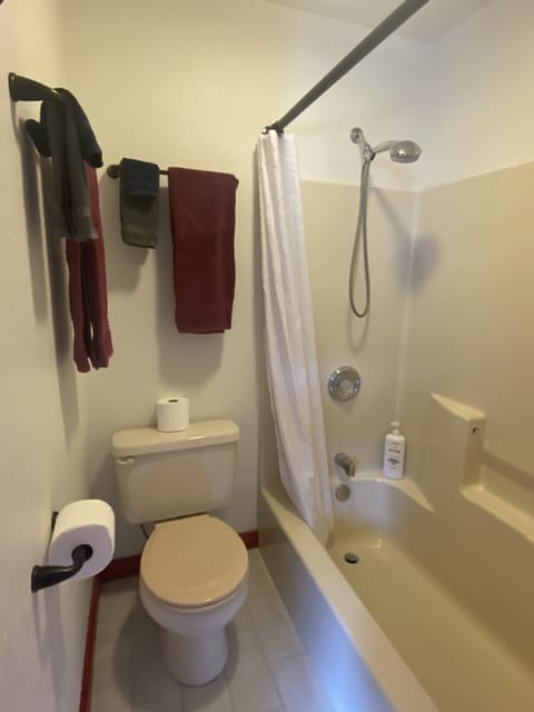 Standard Room, 1 Bedroom | Bathroom | Towels