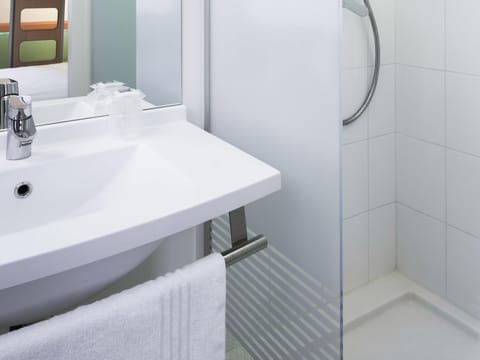 Desk, soundproofing, free WiFi, bed sheets