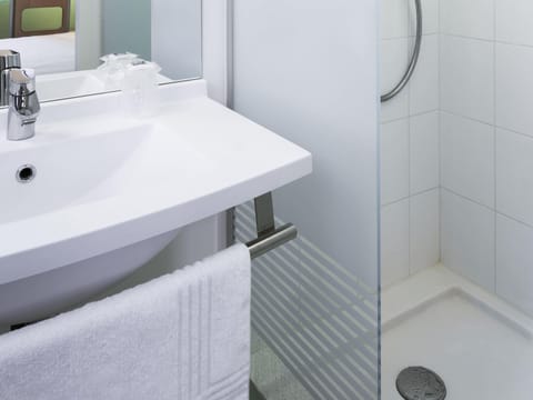 Double Room, Multiple Beds | Desk, soundproofing, free WiFi, bed sheets