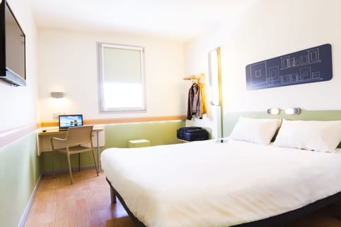 Double Room, Multiple Beds | Desk, soundproofing, free WiFi, bed sheets