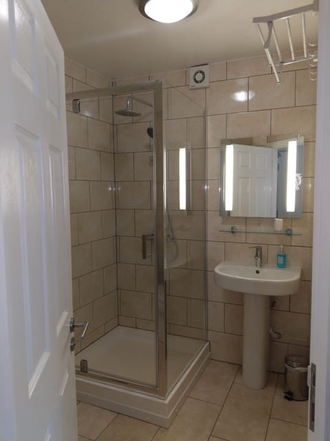 Standard Twin Room | Bathroom | Shower, free toiletries, hair dryer, towels