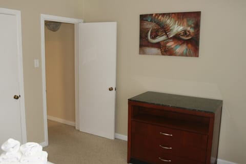 Niagara Riverview Inn features 4 bedrooms (1 king and 3 Queen)