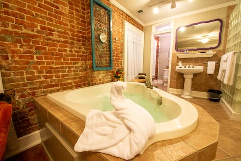 Col. Park Suite | Private spa tub