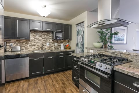 nice new kitchen with all amenities 