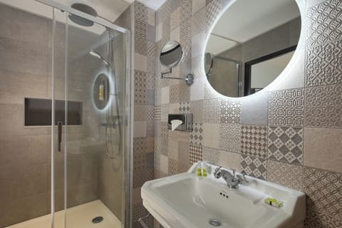 Junior Suite | Bathroom | Shower, free toiletries, hair dryer, towels