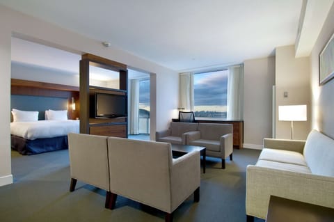 Deluxe Suite, 1 King Bed | In-room safe, desk, blackout drapes, iron/ironing board