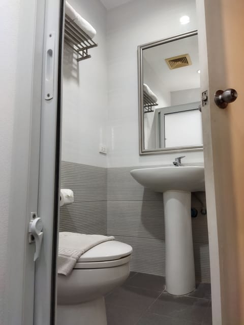 Standard Twin Room | Bathroom | Shower, free toiletries, hair dryer, bidet