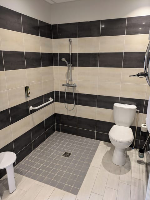 Quadruple Room | Bathroom | Free toiletries, hair dryer, towels