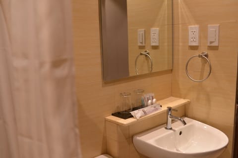 Superior Room | Bathroom | Shower, free toiletries, hair dryer, towels