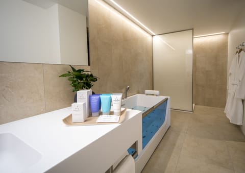 Junior Suite | Bathroom | Free toiletries, hair dryer, bathrobes, towels