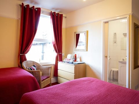 Suite, Ensuite (2Adults 1 Child Room 3)