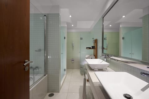 Combined shower/tub, deep soaking tub, free toiletries, hair dryer