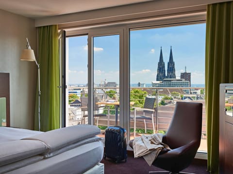 Deluxe Room, 1 King Bed (Domblick) | Premium bedding, minibar, in-room safe, desk