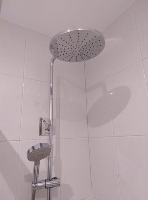 Shower, rainfall showerhead, free toiletries, hair dryer