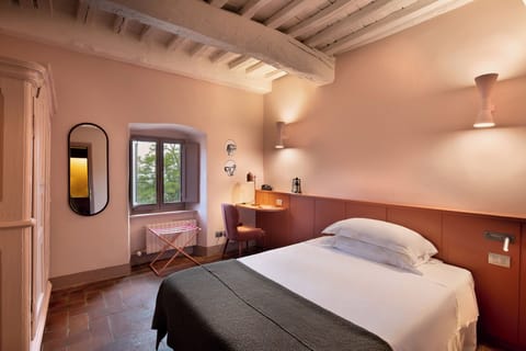 Classic Single Room | Minibar, in-room safe, desk, iron/ironing board