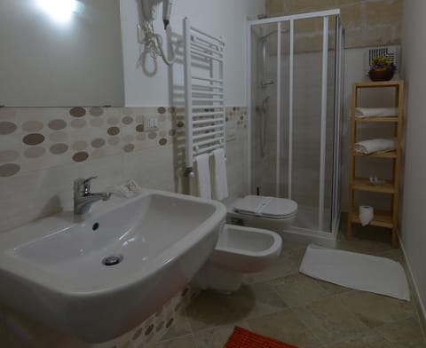 Double Room (n.3) | Bathroom | Shower, rainfall showerhead, free toiletries, towels