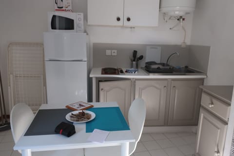 Studio (3 people) | Private kitchenette | Electric kettle, highchair, cleaning supplies