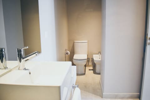 Executive Suite | Bathroom | Shower, rainfall showerhead, free toiletries, hair dryer