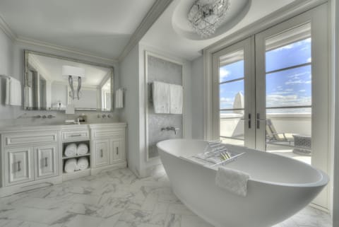 Premier Room, 1 King Bed, Terrace | Bathroom | Free toiletries, hair dryer, bathrobes, slippers