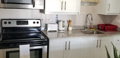 Elite Apartment, 1 Bedroom, Ensuite | Private kitchen | Full-size fridge, microwave, oven, stovetop