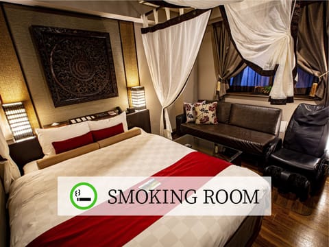 Moderate Room, Smoking | Minibar, desk, soundproofing, free WiFi