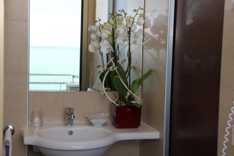 Double or Twin Room, Balcony, Sea View | Bathroom | Shower, free toiletries, hair dryer, bidet