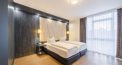 Hypo-allergenic bedding, in-room safe, desk, soundproofing